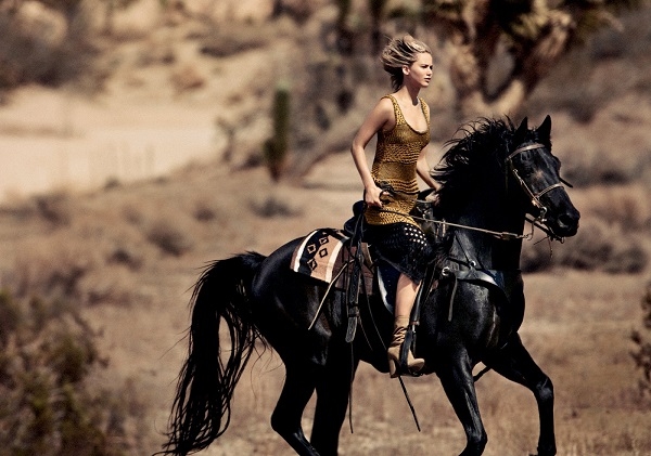 Дженнифер Лоуренс утроила дикие игры с конем в журнале Vogue 2015