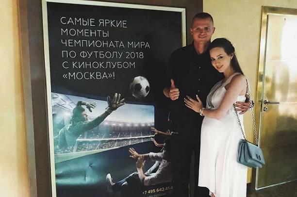 Дмитрий Тарасов и беременная Анастасия Костенко вышли в свет
