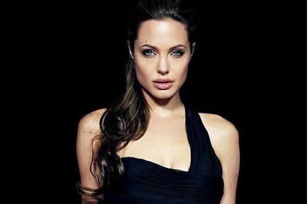 Анджелина Джоли возмущена общением Брэда Питта с Дженнифер Энистон
