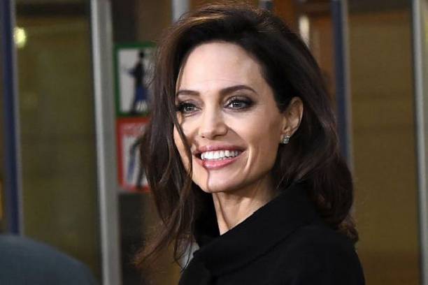 Анджелина Джоли вышла на прогулку в вечернем платье