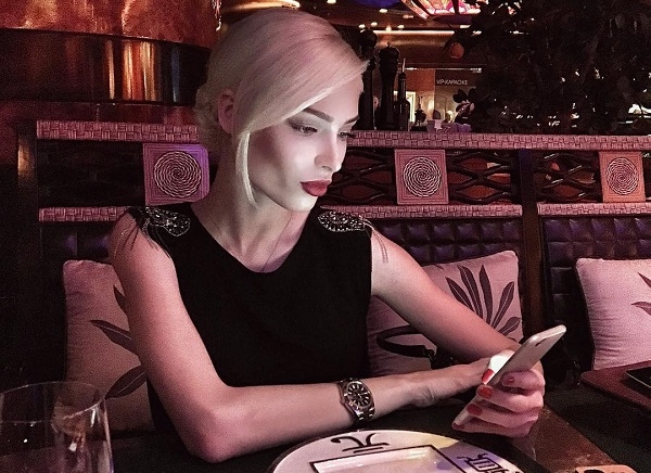 Алена Шишкова сняла нарощенные ресницы и выложила фото без единого намека на макияж