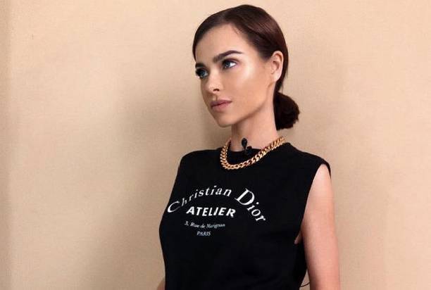 Елена Темникова продемонстрировала плоский живот в белом купальнике