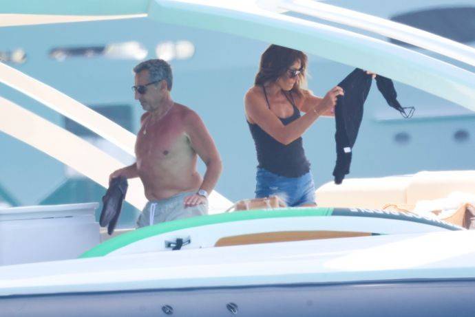Бывший президент Франции Николя Саркози демонстрировал свое пузо на яхте, а его жена Карла Бруни сверкала сексуальной попкой перед папарацци