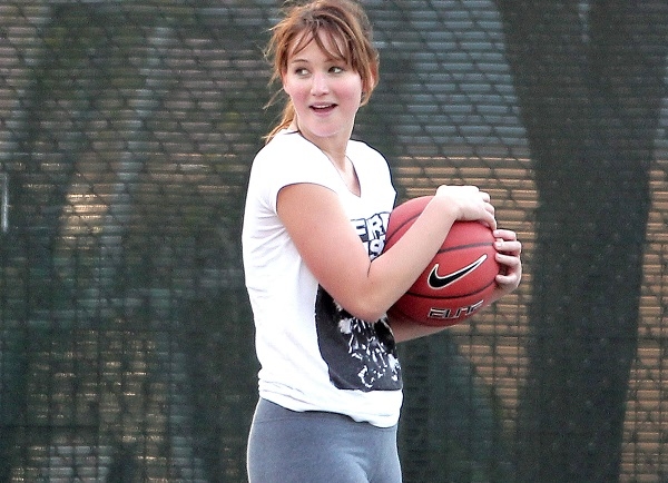 Играющая в баскетбол Дженнифер Лоуренс стала героиней издевательских фотожаб