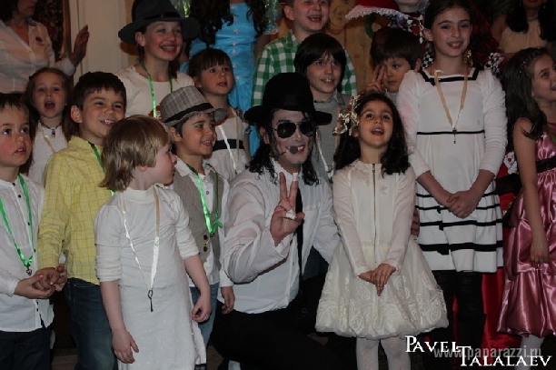 Двойник Майкла Джексона подарил детям мечту