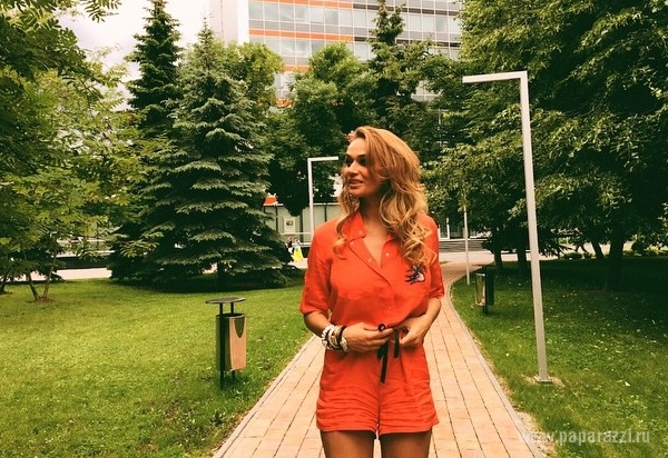 Оставшись в очередной раз одна, Алена Водонаева пообещала больше не выходить замуж и отказаться от мужчин