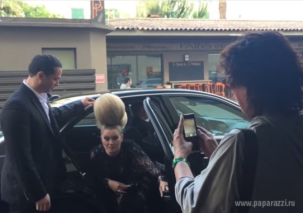Лена Ленина собрала толпу зевак, когда заползала в лимузин (видео)