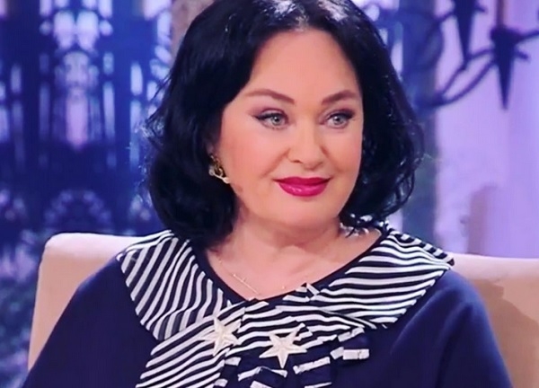 Лариса Гузеева случайно показала то, что находится у неё под юбкой Лариса Гузеева случайно показала то, что находится у неё под юбкой
