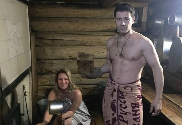 Антон Макарский и Виктория Морозова устроили купание голышом в Байкале