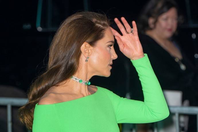 Экономия или экологичность? Кейт Миддлтон надела бывшее в употреблении неоново-зелёное платье за 100 долларов