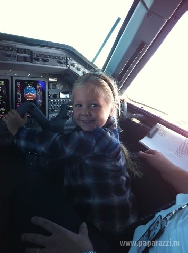 Глюкоза усадила маленькую дочку за штурвал самолета