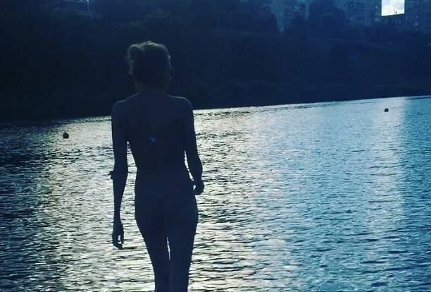 Любительница плавать голышом Любовь Толкалина открыла купальный сезон