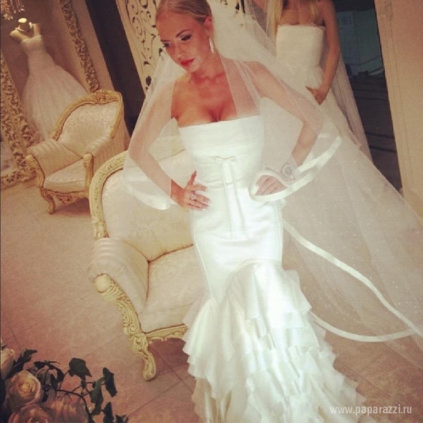 Маша Малиновская принимает поздравления со свадьбой