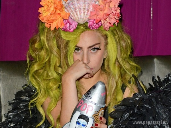 После вульгарного выступления, Леди Гага надела паранджу