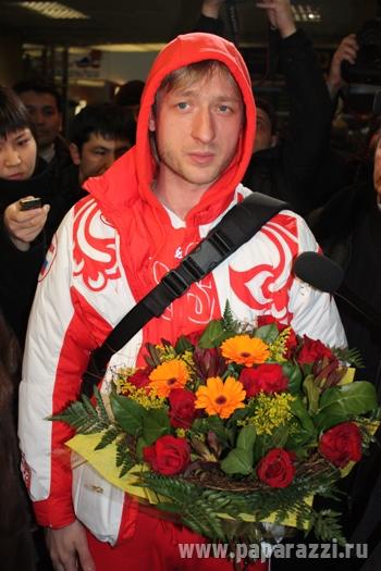 Евгений Плющенко вернулся из Ванкувера и показал медаль