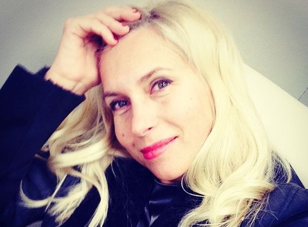 53-летняя Алена Свиридова шокировала поклонников слишком короткими шортами 53-летняя Алена Свиридова шокировала поклонников слишком короткими шортами