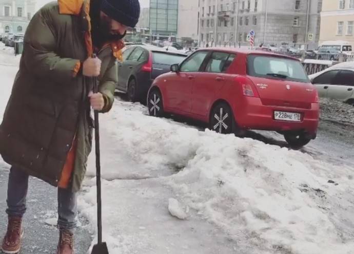 Иван Ургант вынужденно вышел на очистку питерских тротуаров от льда