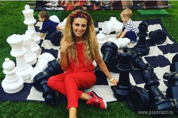 Анна Седокова порадовала поклонников откровенным пляжным снимком Анна Седокова порадовала поклонников откровенным пляжным снимком