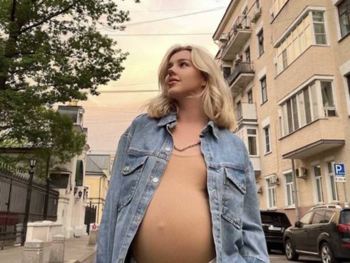 Юлиана Караулова вышла в свет через три недели после родов