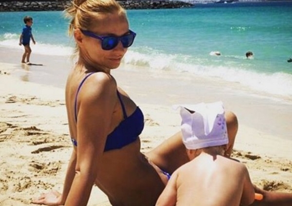 Татьяна Навка поделилась пляжной фотографией с маленькой Надей