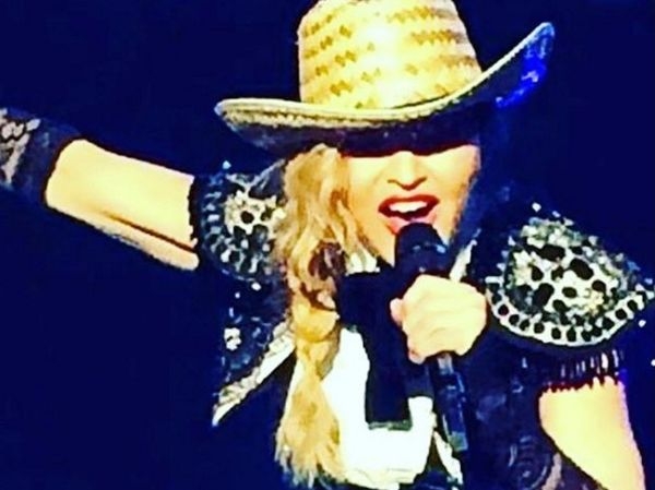 Мадонна сильно напугала своих поклонников, упав на сцене во время выступления