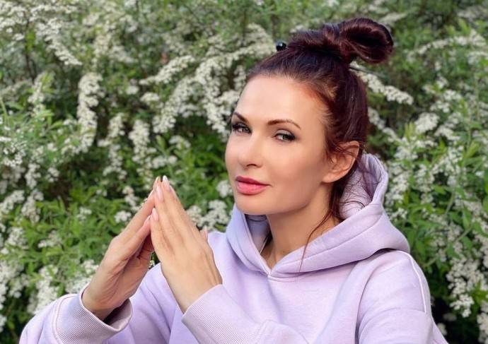  эвелина блёданс воссоединилась отцом ребёнка 