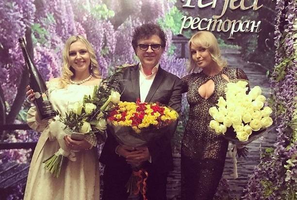 Анастасия Волочкова надела белые трусы под черное прозрачное платье
