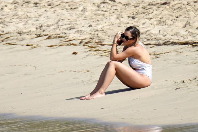 Рита Ора  появилась на пляже в провокационном купальнике