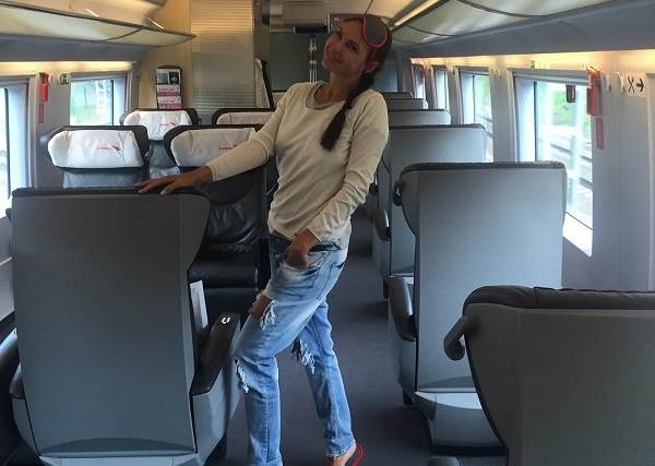 Эвелина Бледанс распугала всех пассажиров поезда своим внешним видом 