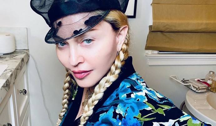 Во время детского семейного праздника Мадонна делилась снимками в объятиях 26-летнего любовника