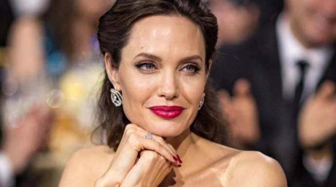 В США нашлись те, кто осудил Анджелину Джоли за неприличные позы во время фотосессии в ELLE