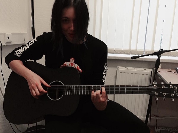 Настасья Самбурская решила стать профессиональной певицей и записала первый трек (видео)