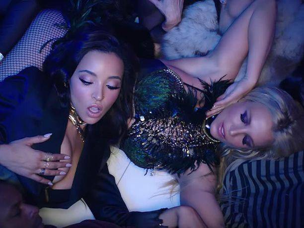Бритни Спирс устроила лесбийские игры в новом клипе Slumber Party
