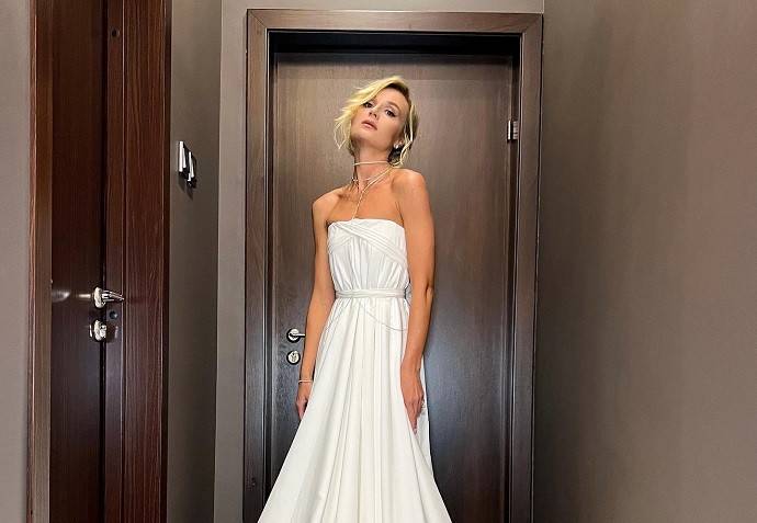 Полина Гагарина активно муссирует тему свадьбы, выбирая белое платье и намекая на то, что уже сказала «ДА»