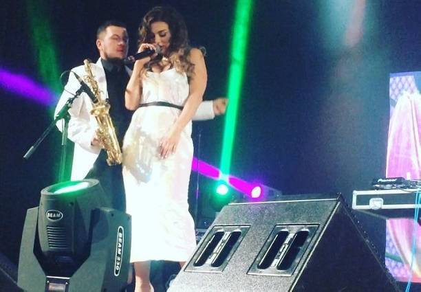 У Анны Седоковой во время концерта расползлось на спине платье