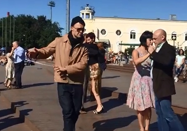 Танцы Данилы Козловского на набережной Владивостока переполошили местных девушек (видео)