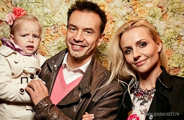 Солист группы "Дискотека Авария" Алексей Серов не дает общаться своей дочке Полине и ее маме Ирине