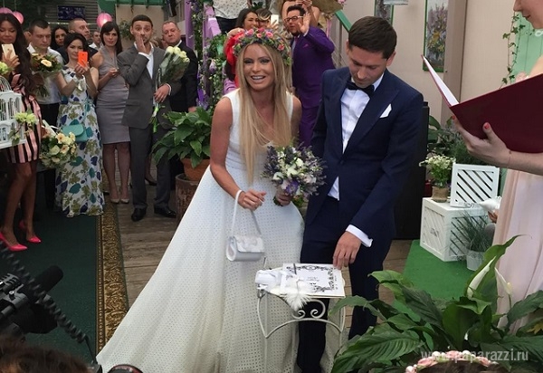 На своей свадьбе Дана Борисова украсила голову венком из живых цветов