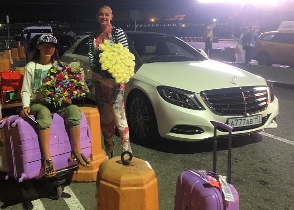 Покидая Грецию Анастасия Волочкова не могла не выполнить напоследок свой фирменный шпагат Покидая Грецию Анастасия Волочкова не могла не выполнить напоследок свой фирменный шпагат