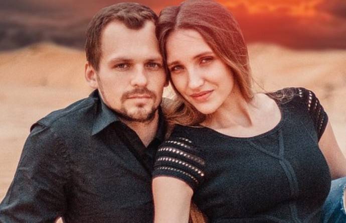 Супруга парализованного Алексея Янина съехала от мужа и занялась карьерой певицы