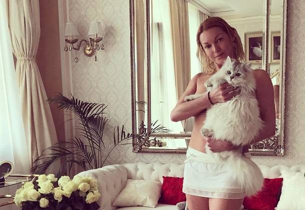Обнаженная Анастасия Волочкова позабавилась со своим котом