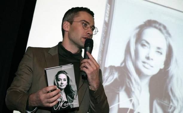 Дмитрий Шепелев гордится стоимостью своей книги в сравнении с книгой Ольги Бузовой Дмитрий Шепелев гордится стоимостью своей книги в сравнении с книгой Ольги Бузовой
