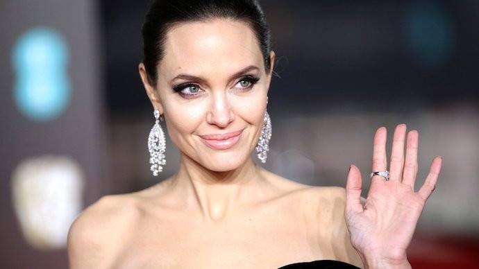 «Что у нее на ладонях?»: после развода с Брэдом Питтом Анджелина Джоли набила новые тату (фото)
