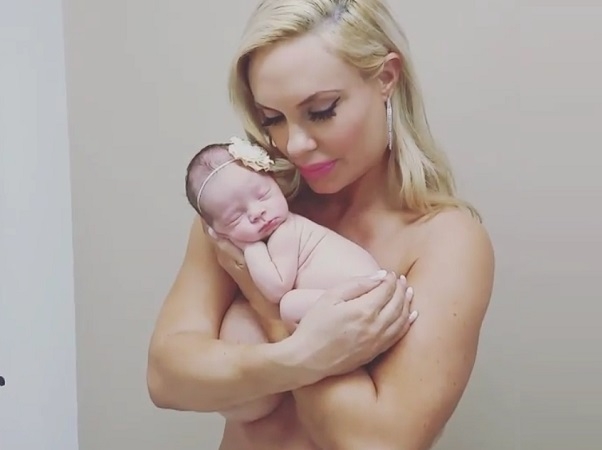 Николь "Коко" Остин сделала пикатную фотосессию с новорожденной дочкой