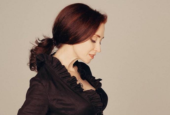 Обладательница роскошной груди Анна Большова, пожаловалась на свою фигуру