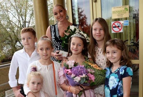 Дочери Евы Польна от Дениса Клявера и Сергея Пильгуна поздравили Аришу Волочкову с днем рождения