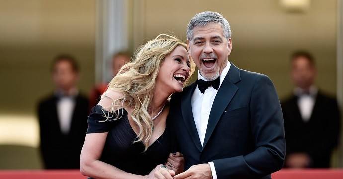 "Кого хочешь выбирай": Джордж Клуни успел пообниматься и с женой, и с Джулией Робертс на красной дорожке