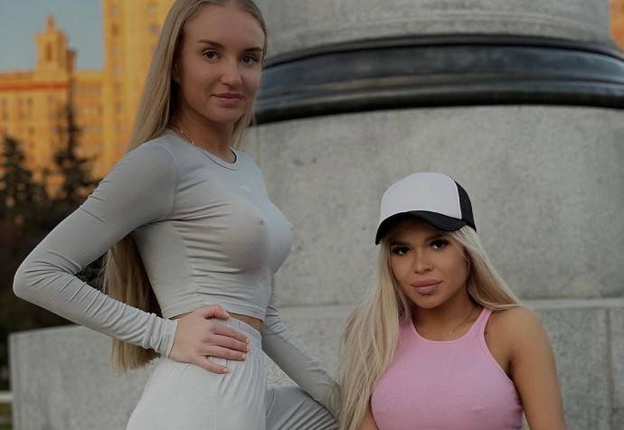 Две московские шлюшки устроили акцию по осквернению достопримечательностей своими голыми телами