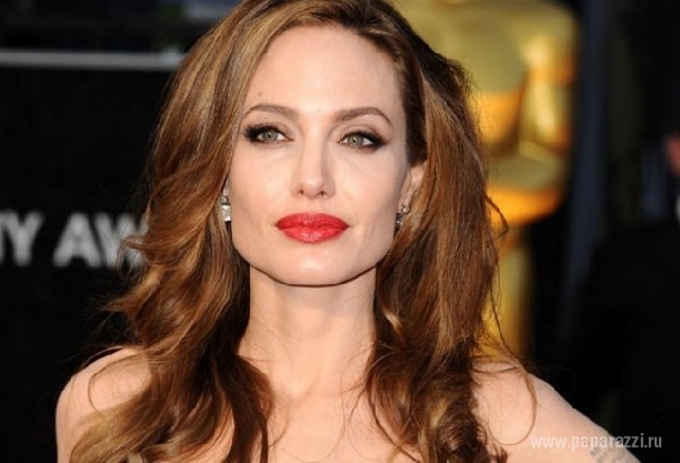 В сеть попали обнаженные фото 20-летней Анджелины Джоли 