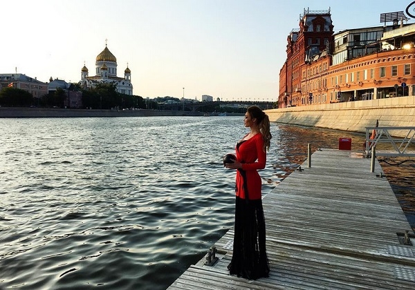 На модный показ Алёна Водонаева сделала неудачный макияж, а её муж Антон пришел в майке